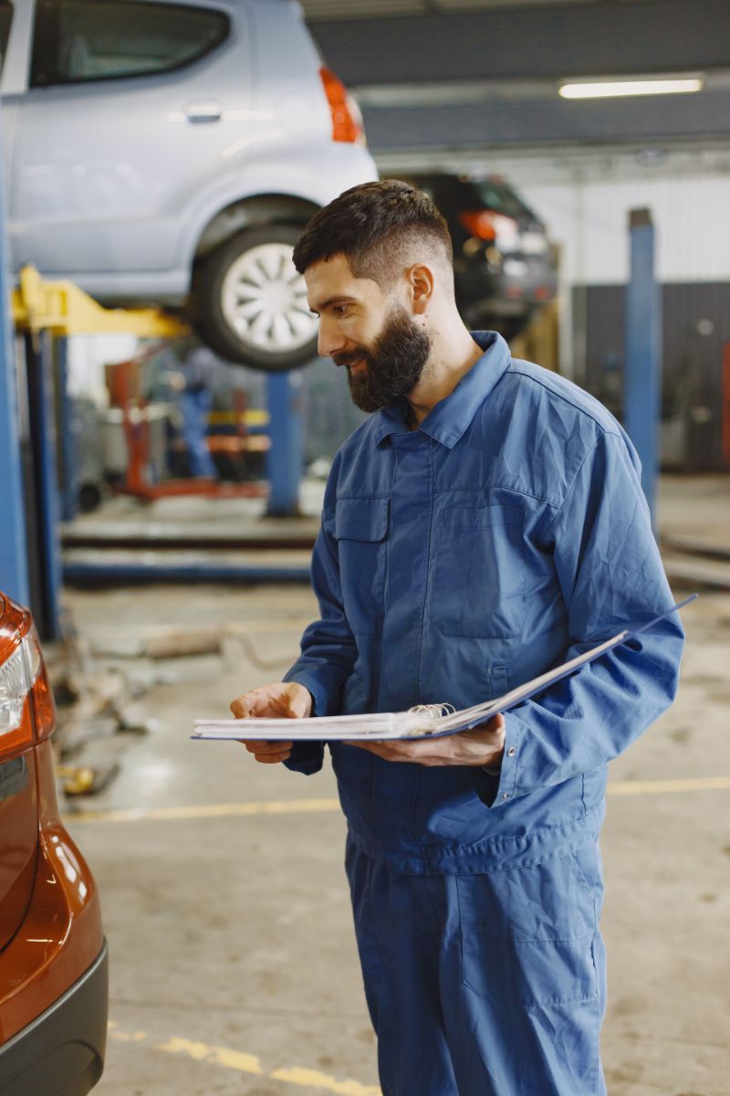 Ofrecemos servicios integrales para mantener tu vehículo en óptimas condiciones, desde mantenimiento hasta reparaciones especializadas.